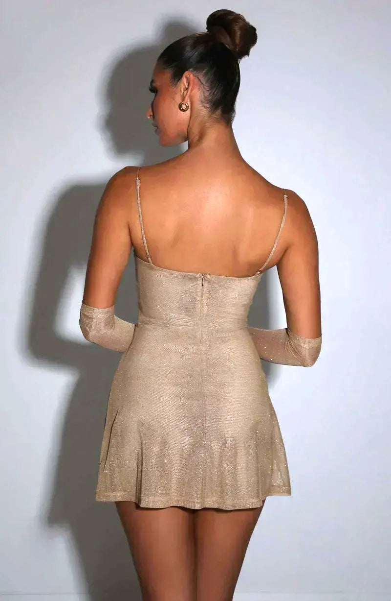 Enges Minikleid Mit Glitzerndem Spaghetti Träger Design