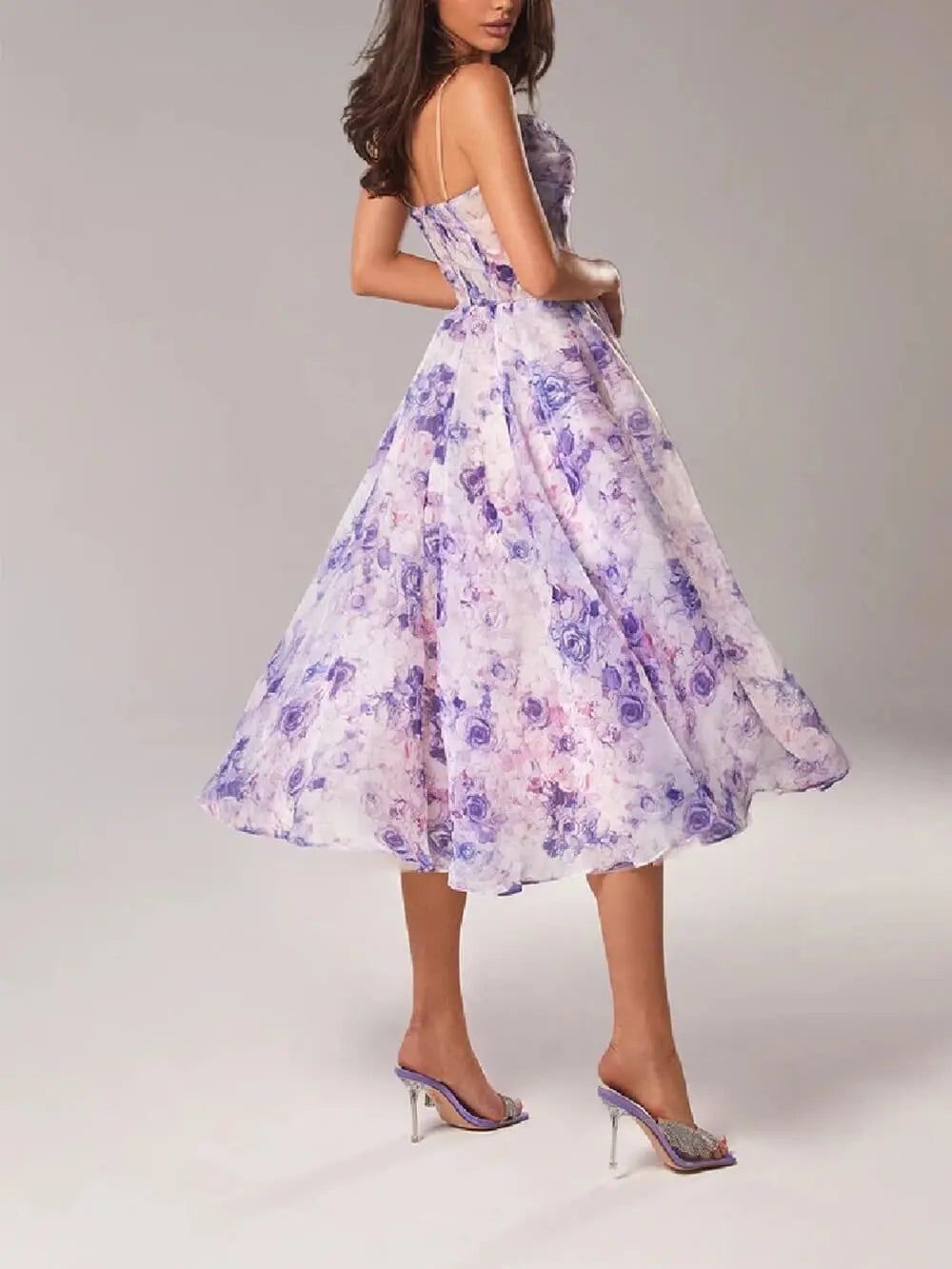 Midikleid mit Blumenmuster, Betonter Taille und Ausgestelltem Rock