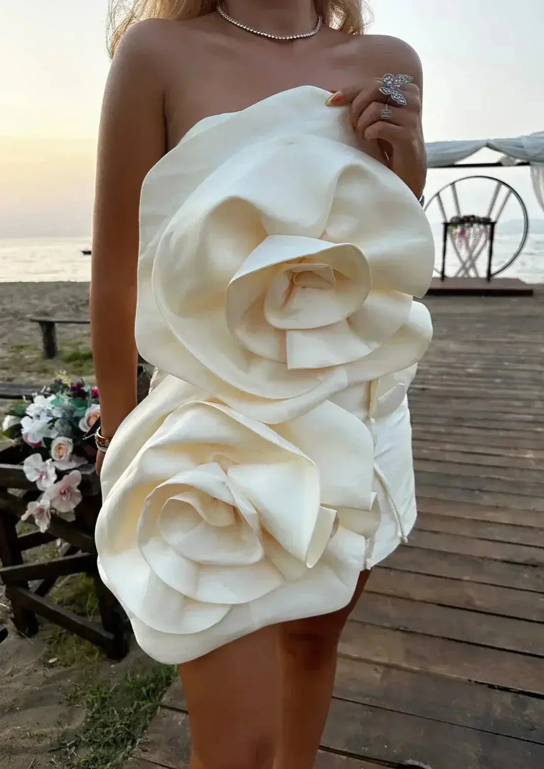Minikleid mit Strukturierten Blumen Akzenten und Kühner Form Für Damen
