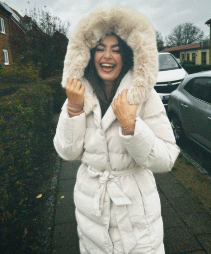 Langer Steppmantel mit Kapuze und Fell für Winter Damen