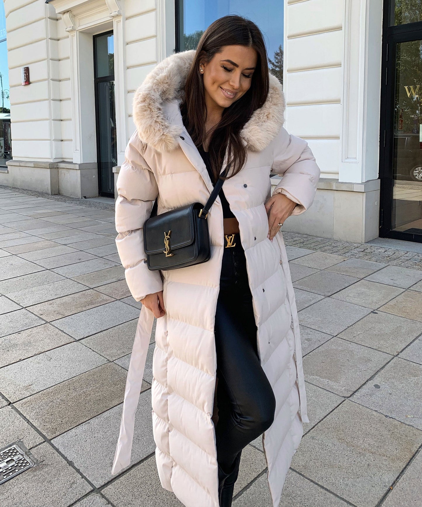 Langer Steppmantel mit Kapuze und Fell für Winter Damen