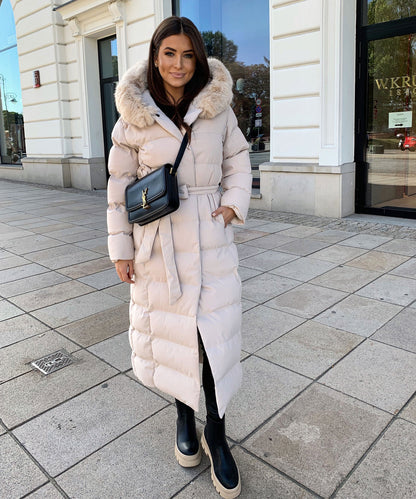 Langer Steppmantel mit Kapuze und Fell für Winter Damen