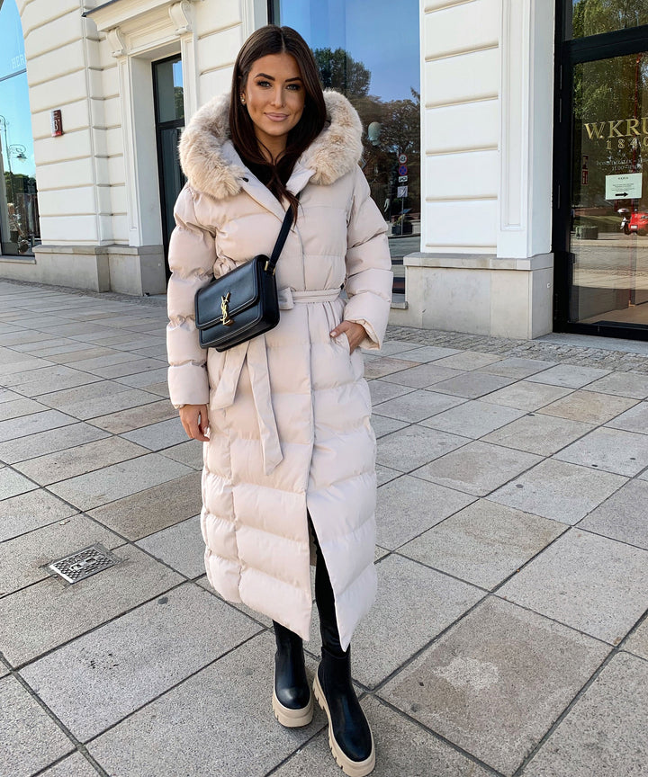 Langer Steppmantel mit Kapuze und Fell für Winter Damen