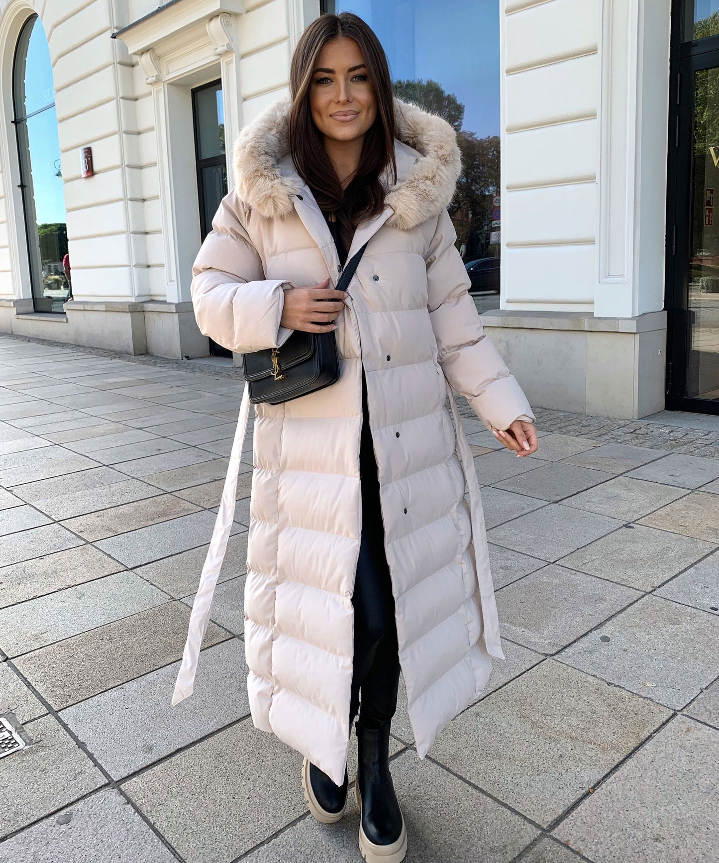 Langer Steppmantel mit Kapuze und Fell für Winter Damen