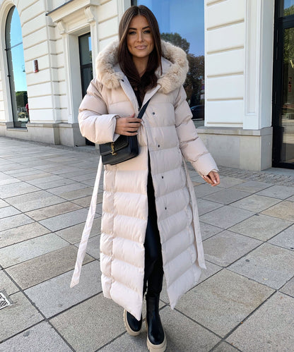 Langer Steppmantel mit Kapuze und Fell für Winter Damen