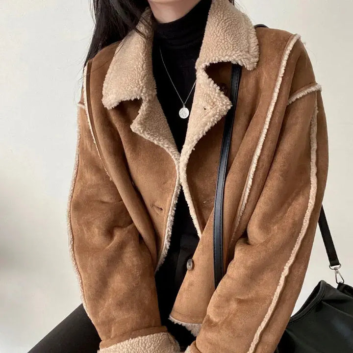 Hüftlange Jacke mit Reverskragen und sichtbarer Fellimitat-Fütterung Für Damen