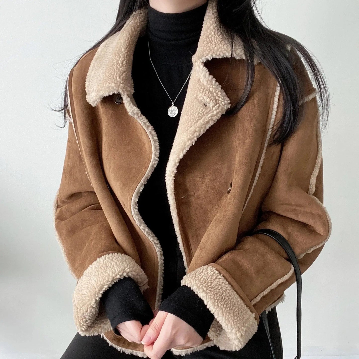 Hüftlange Jacke mit Reverskragen und sichtbarer Fellimitat-Fütterung Für Damen