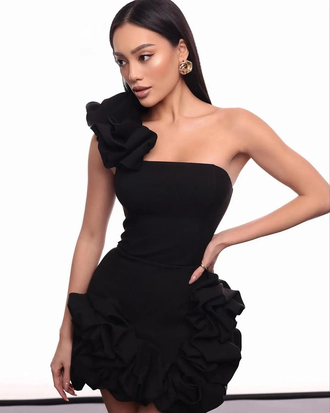 Figurbetontes Minikleid Mit Großen Rüschen Details Rundum
