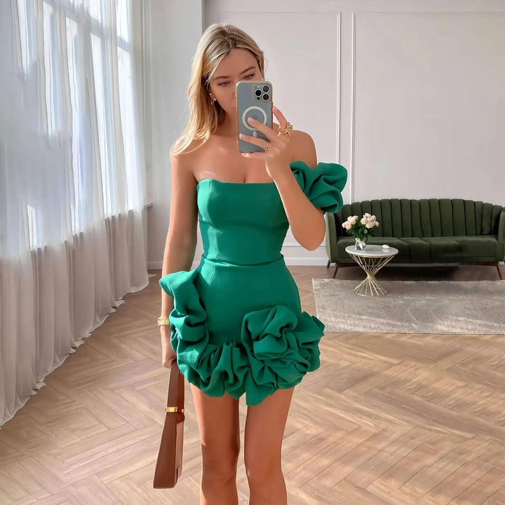 Figurbetontes Minikleid Mit Großen Rüschen Details Rundum