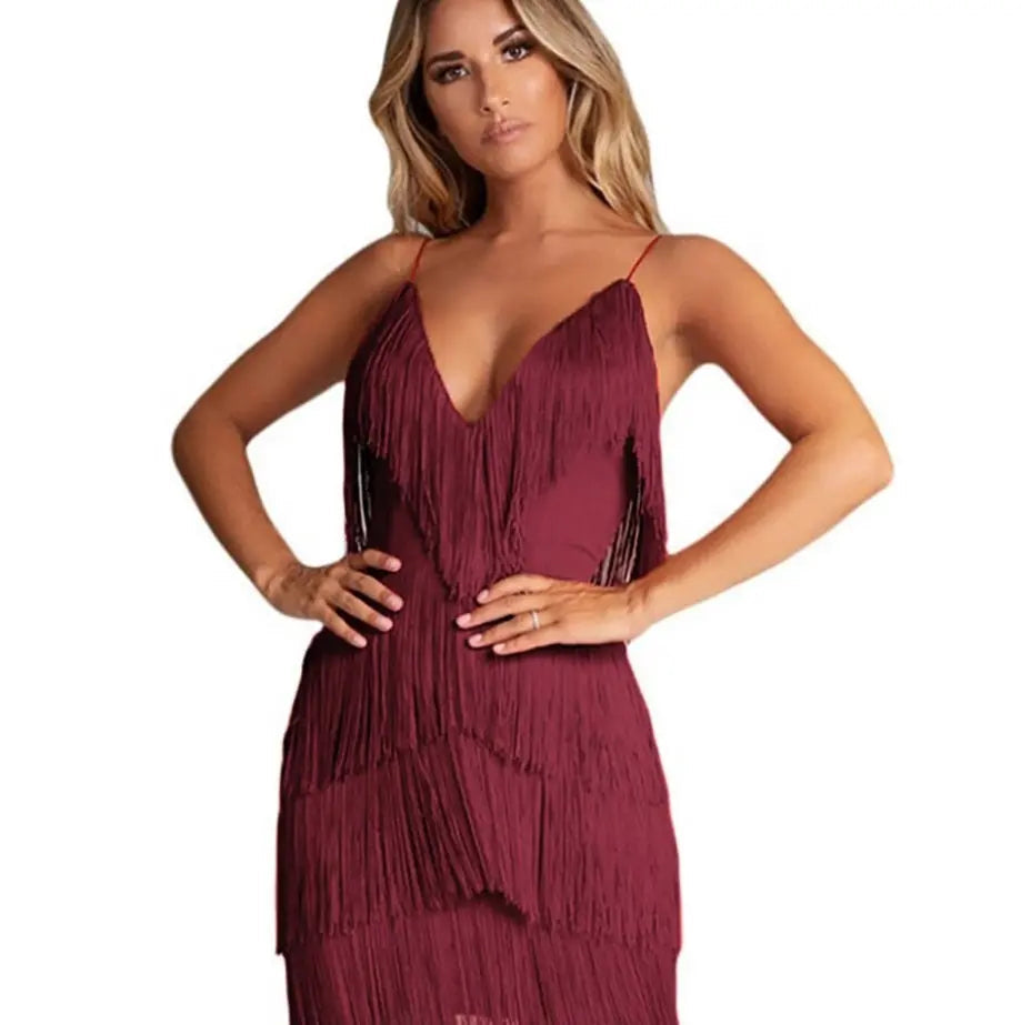 Fransenkleid Mit Fließenden Lagen Und Schmaler Passform