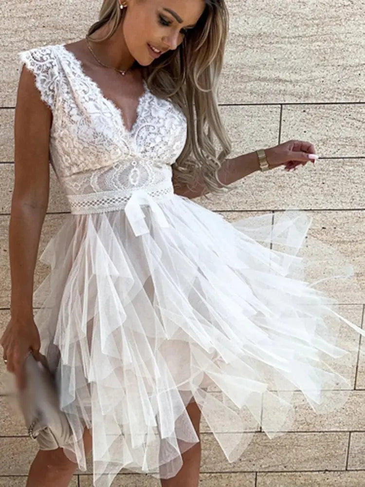 Minikleid mit Spitzenoberteil und Gestuftem Rock für Damen