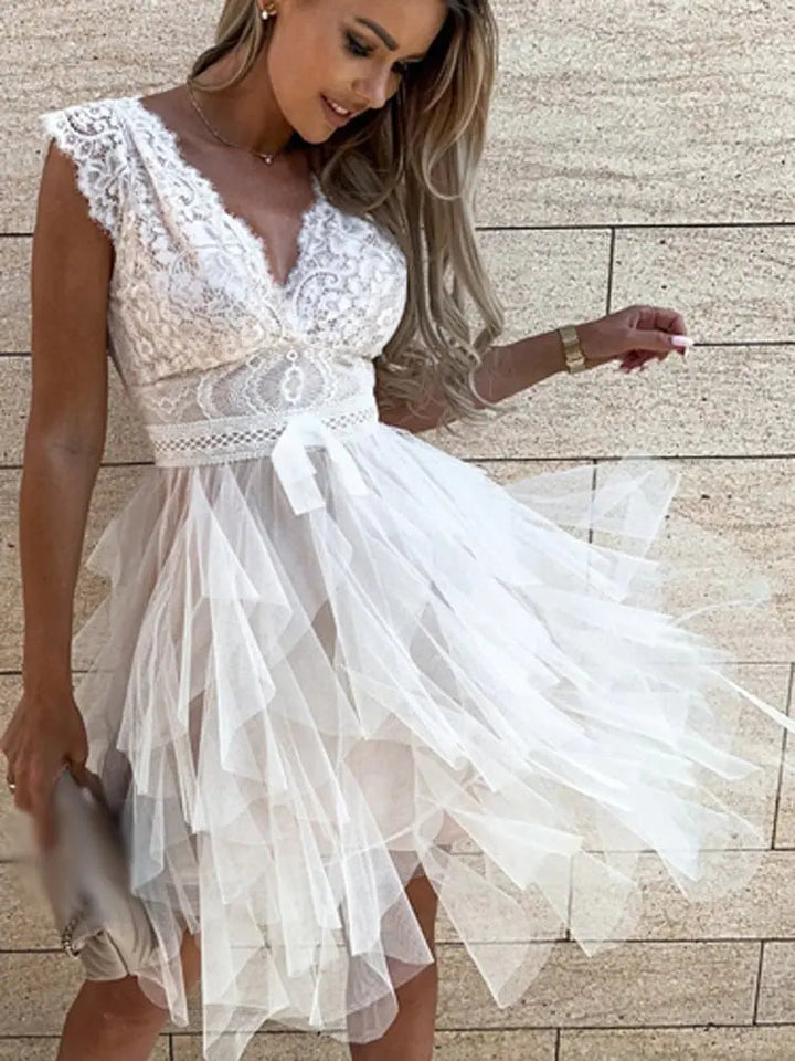 Minikleid mit Spitzenoberteil und Gestuftem Rock für Damen