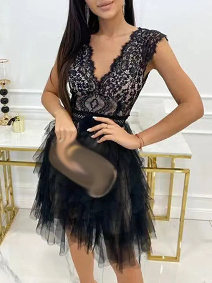 Minikleid mit Spitzenoberteil und Gestuftem Rock für Damen