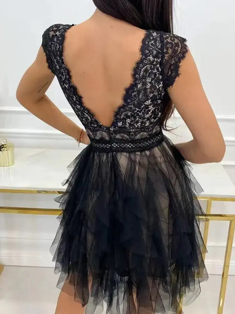 Minikleid mit Spitzenoberteil und Gestuftem Rock für Damen