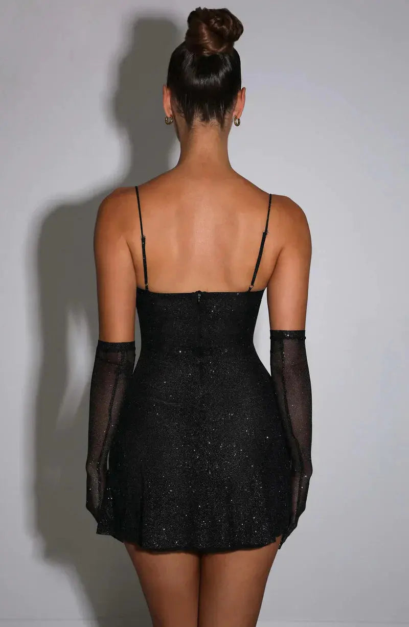 Enges Minikleid Mit Glitzerndem Spaghetti Träger Design