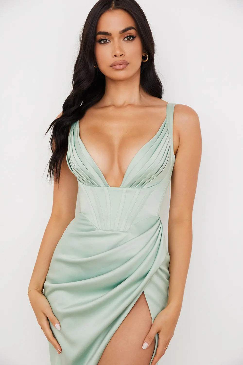 Ärmelloses Midi Kleid Mit Definierter Taille Und Seitenschlitz